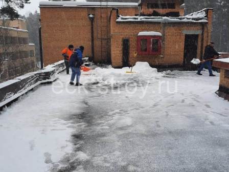 уборка снега вручную