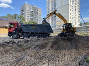 Экскаватор разрабатывает котлован
